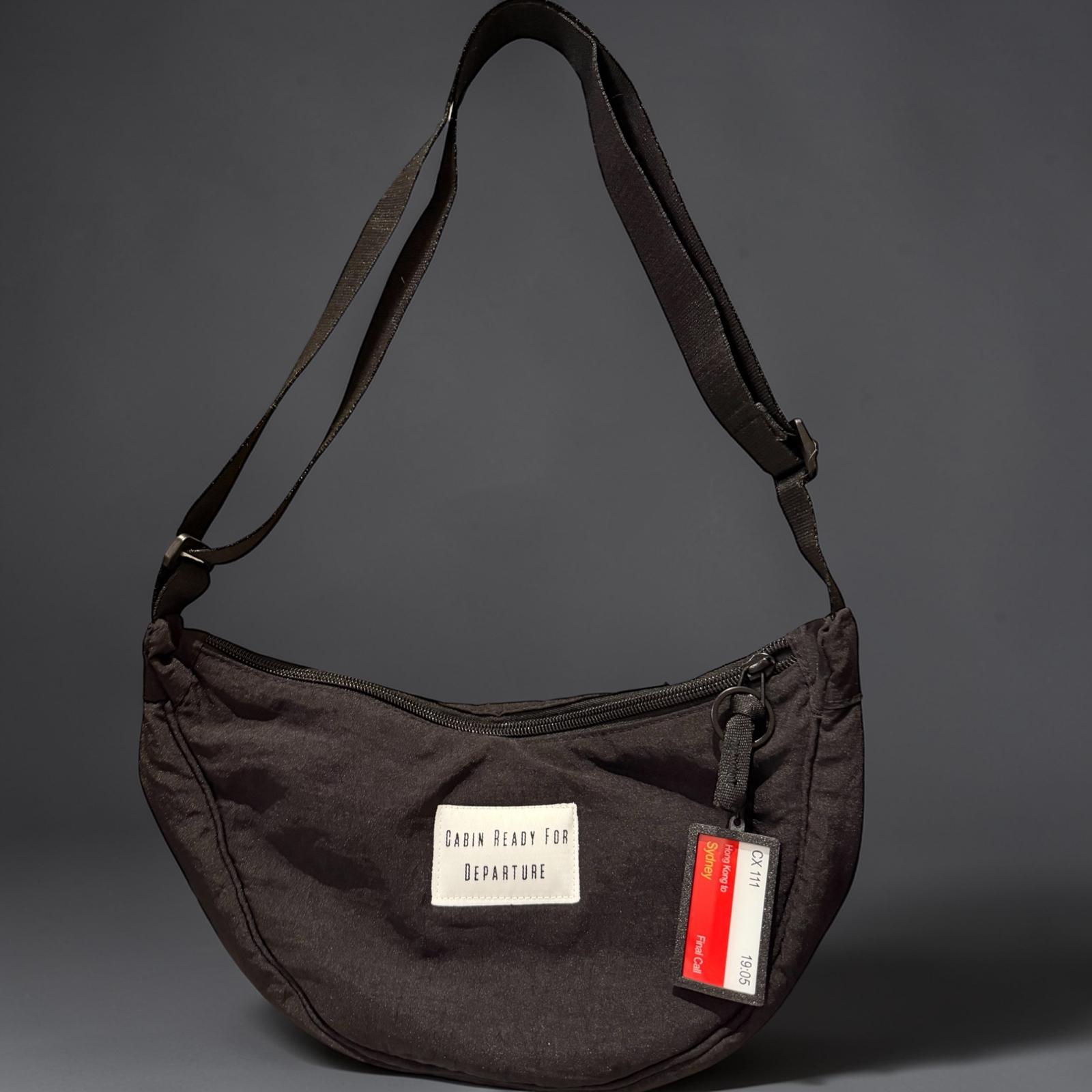 Cabin Ready For Departure 牛角包(附送隨機迷你登機閘口鎖匙扣一個)