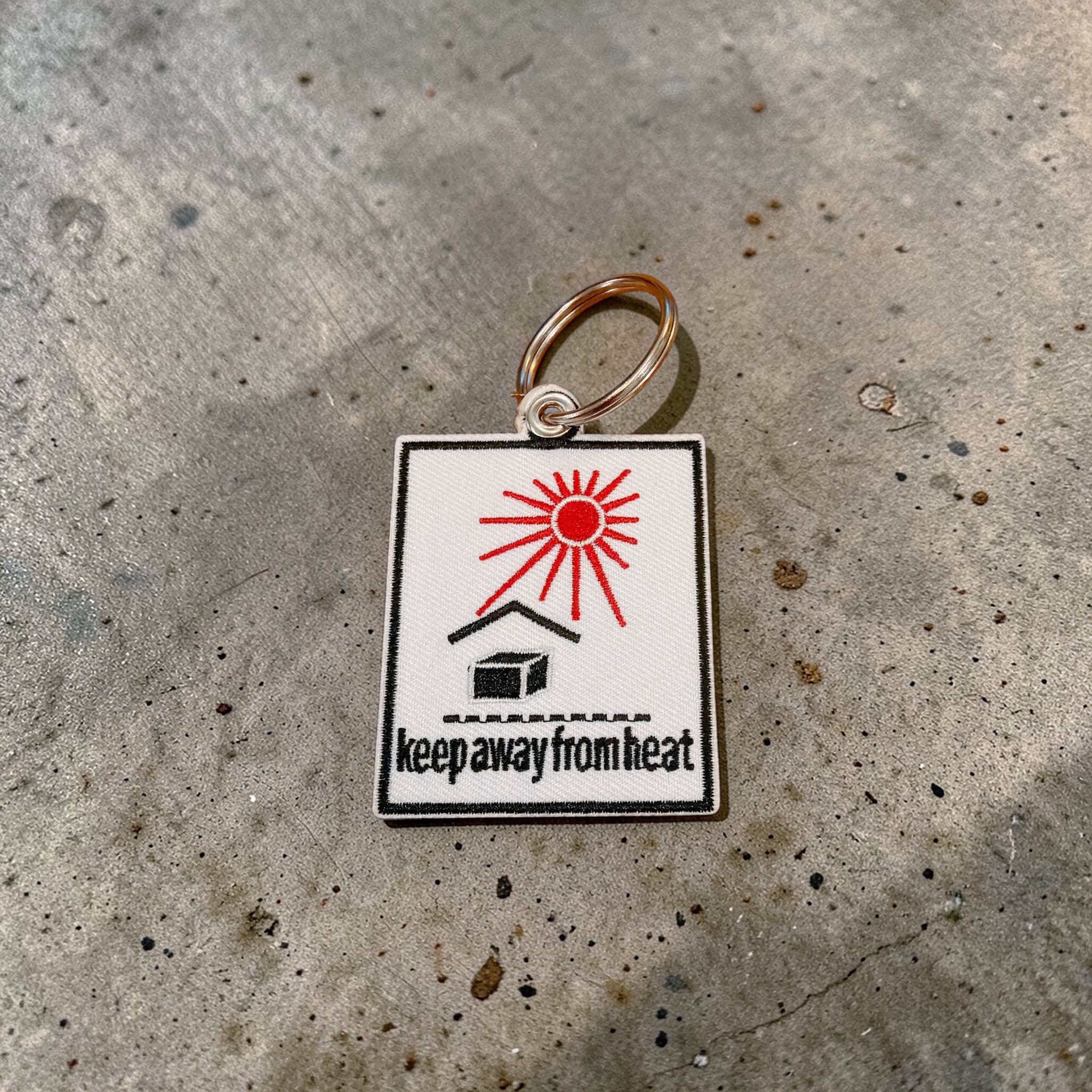 Keep Away From Heat ✈️ 刺繡鏡面鎖匙扣