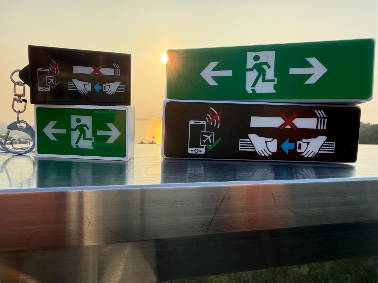 Emergency exit Sign with light)可着燈緊急出口鎖匙扣– Cabin Ready
