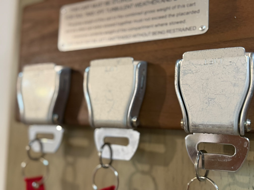 純木製真航空安全帶扣鎖匙掛牌Wooden Genuine Aviation Seatbelt Buckle Key Holder Board.