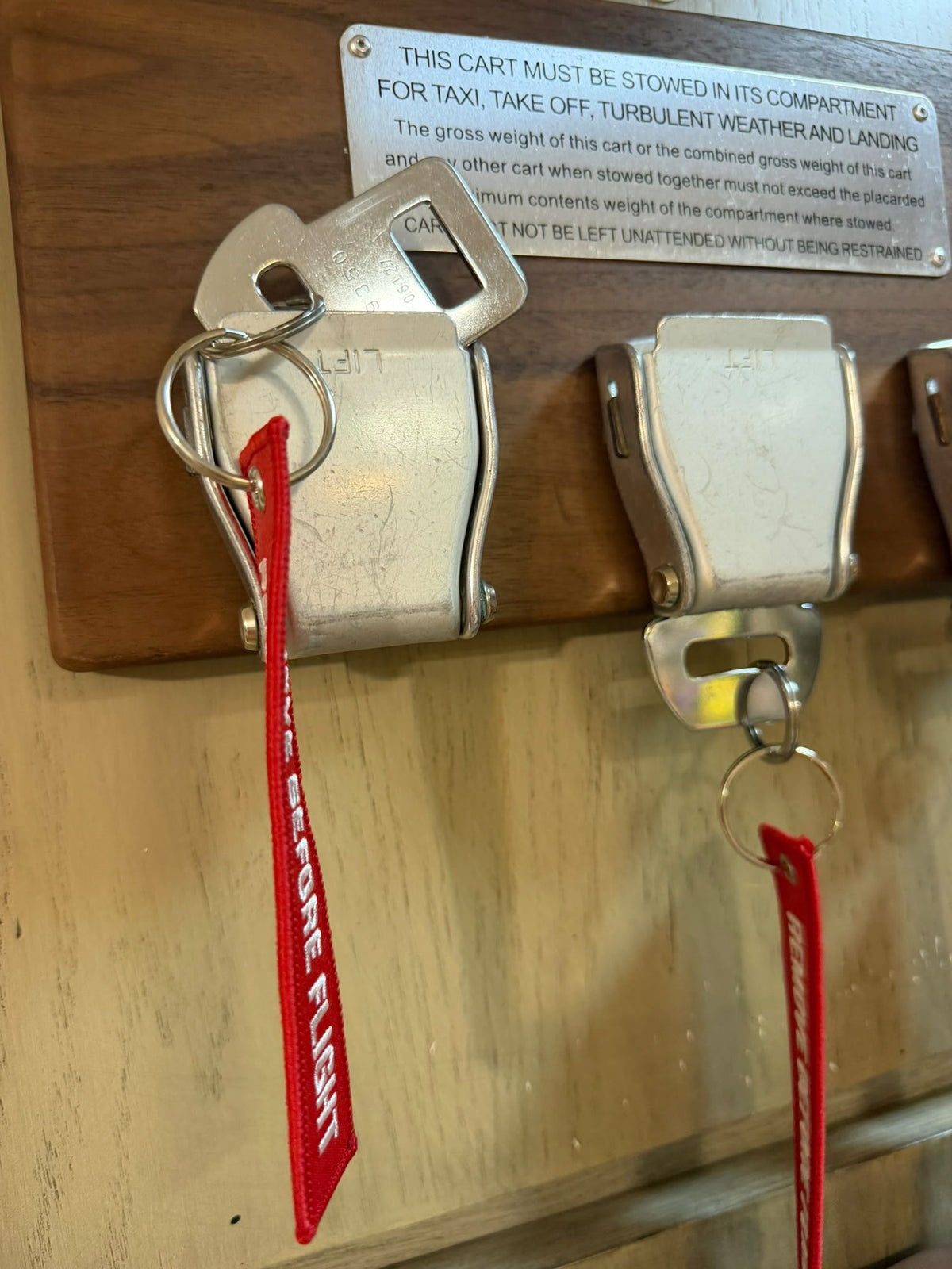 純木製真航空安全帶扣鎖匙掛牌Wooden Genuine Aviation Seatbelt Buckle Key Holder Board.